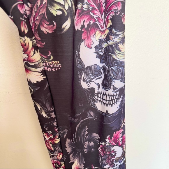 Womens Cropped leggings Floral Skeleton Print Sz Small Workout Activewear Yoga - Picture 5 of 12
